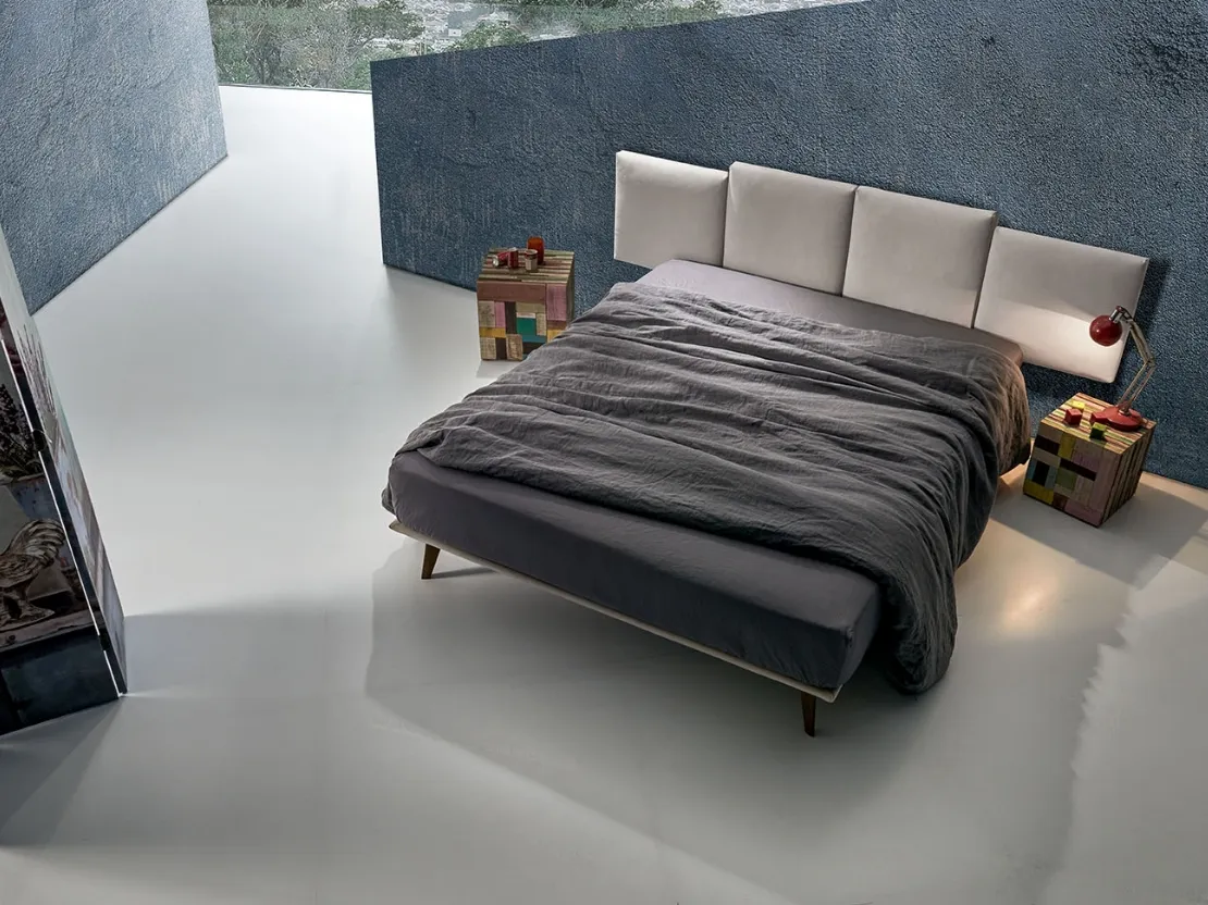 Letto con testiera in tessuto a 4 pannelli Twist Best 232 di Excò