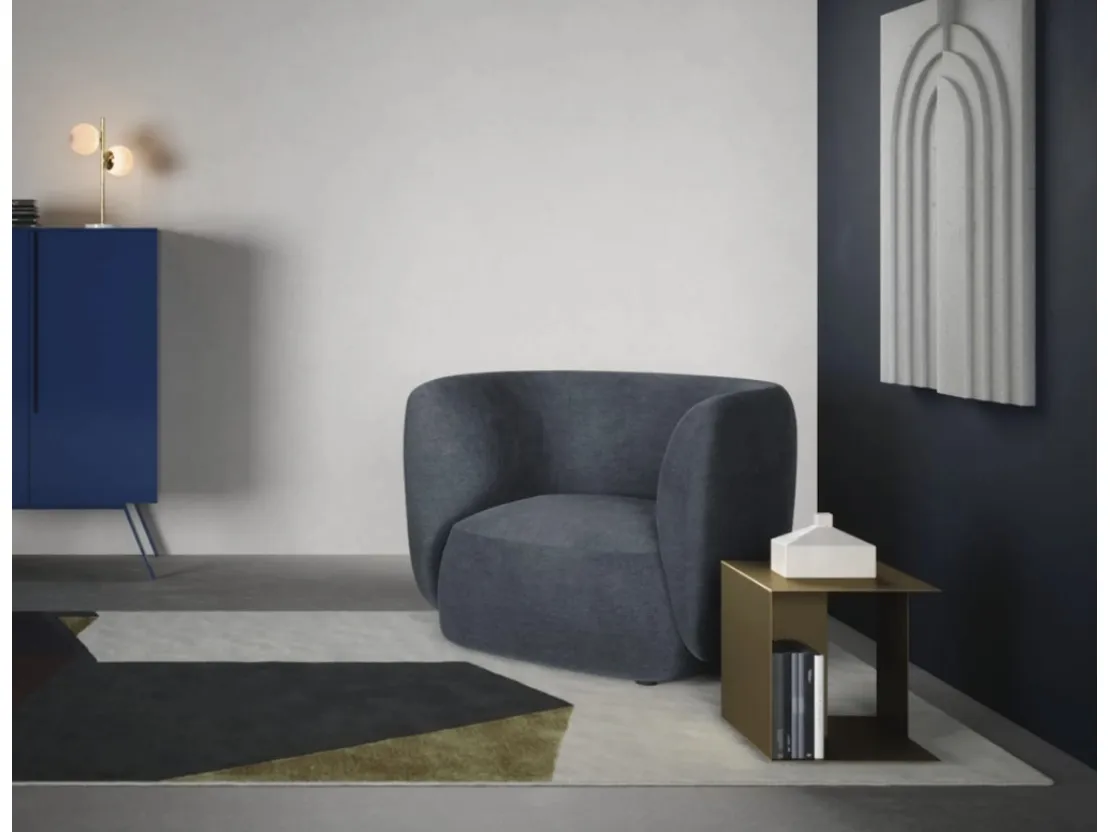 Poltroncina Blossom in tessuto imbottito dalle linee curve di Novamobili