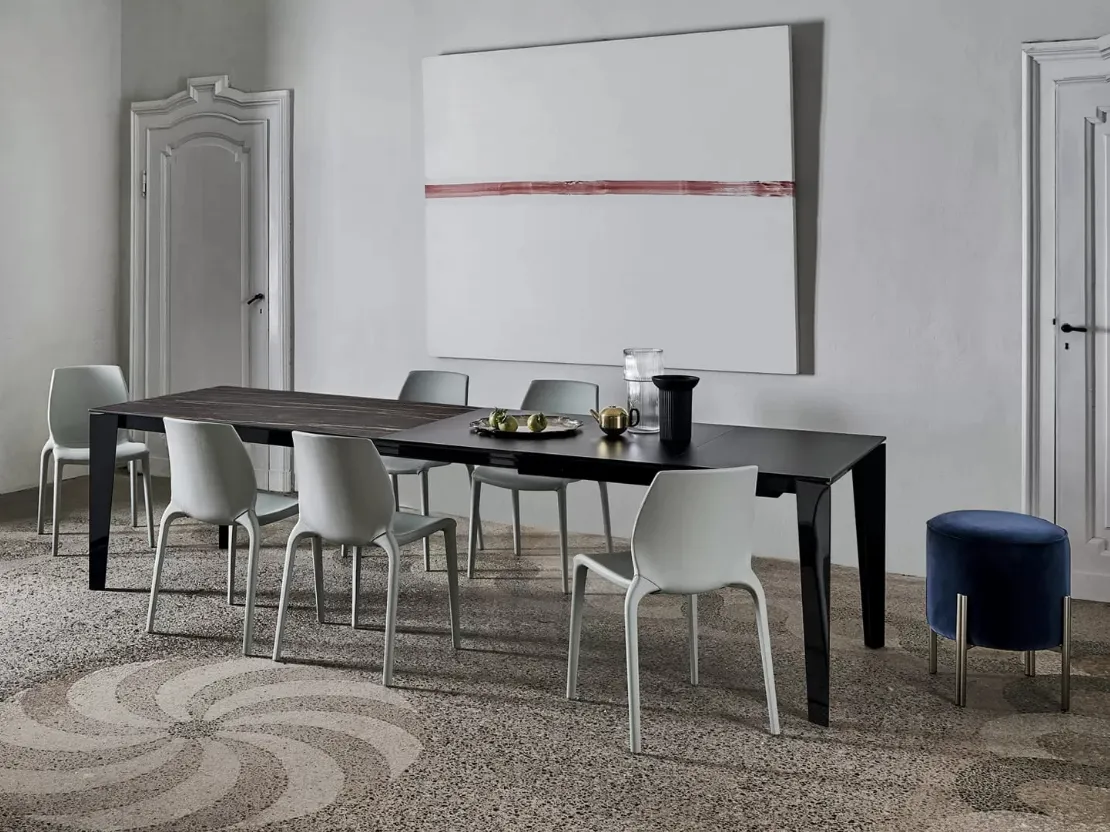 Tavolo allungabile Cruz XXL con top in SuperMarmo e base in acciaio laccato di Bontempi