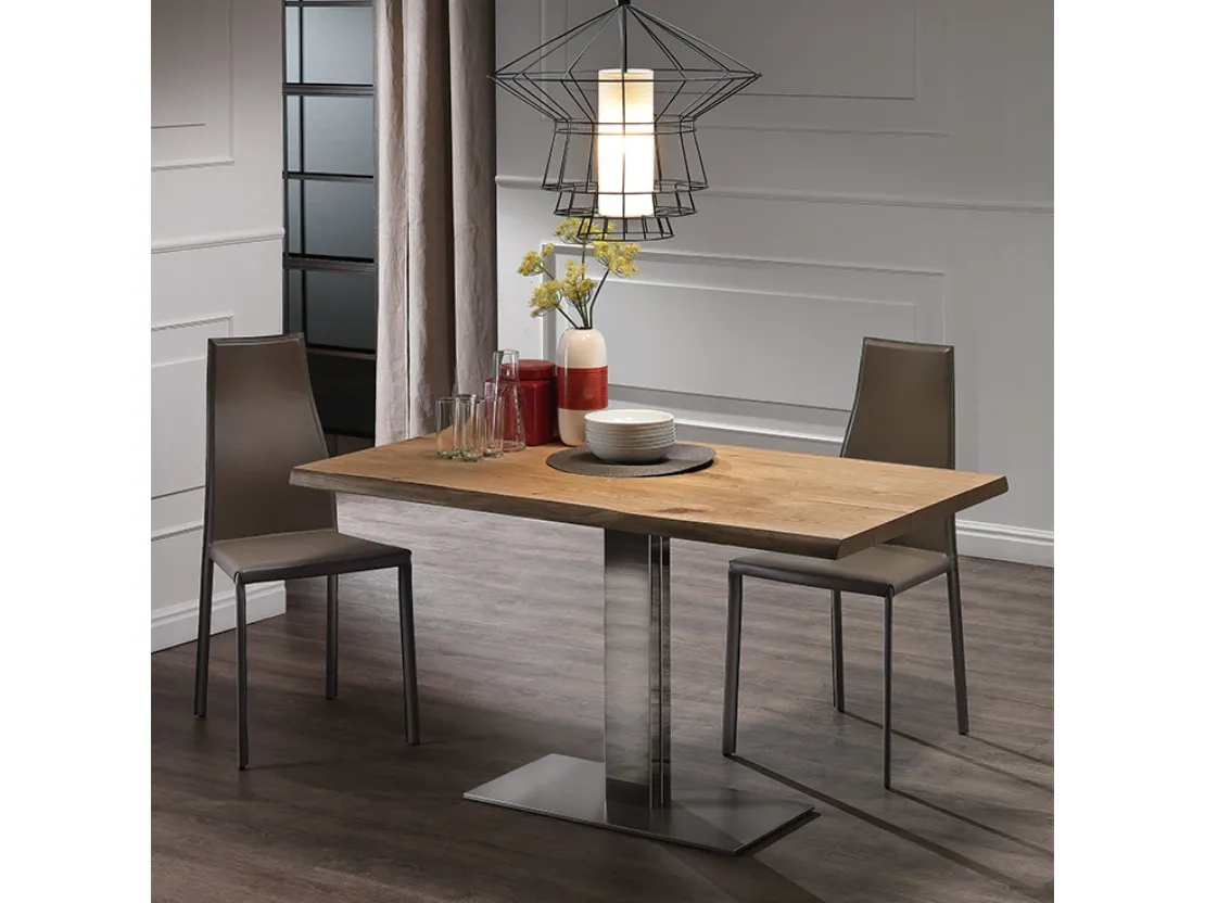 Tavolo con base in acciaio e piano in legno di noce Elvis Wood di Cattelan Italia