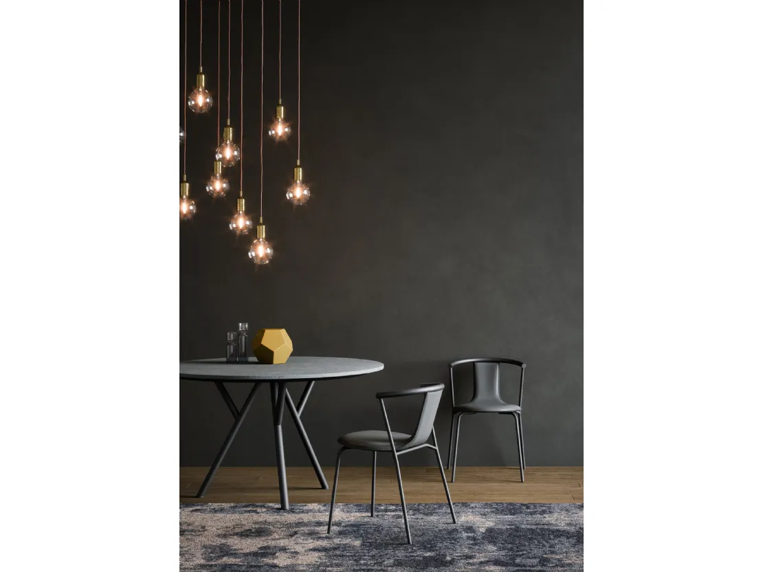 Tavolo rotondo Sunny con top in marmo Bianco di Carrara e gambe in metallo di Novamobili